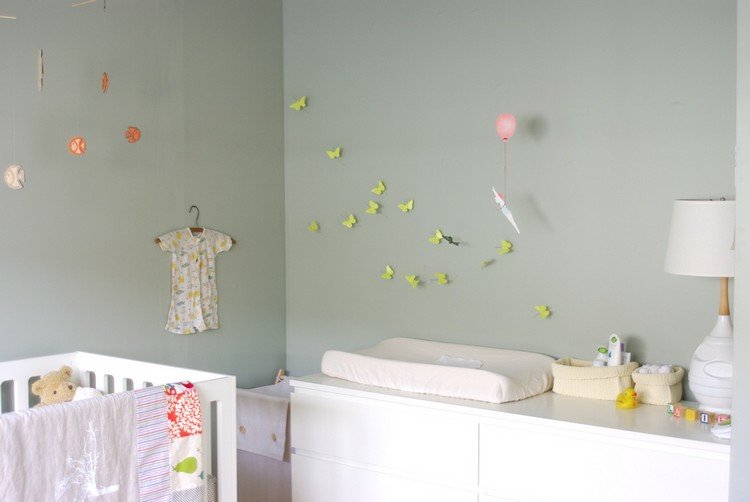 grön-vägg-färg-idéer-salvia-grön-baby-rum-maedchen-weisse-möbler