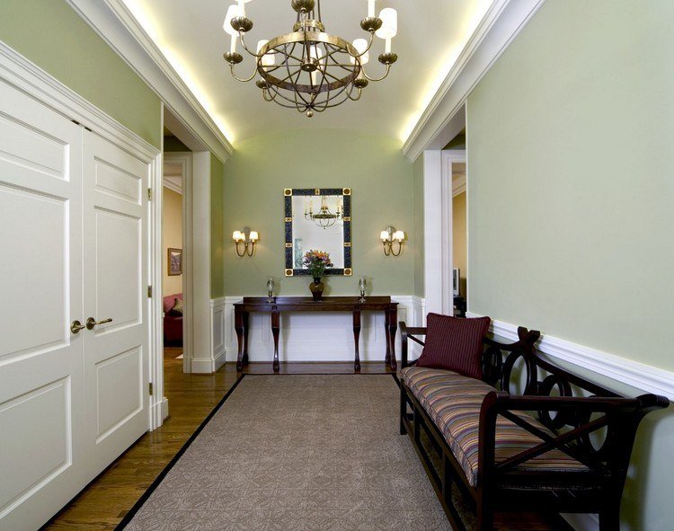 grön-vägg-färg-idéer-salvia-grön-korridor-klassisk stil-mörkt trä-möbler