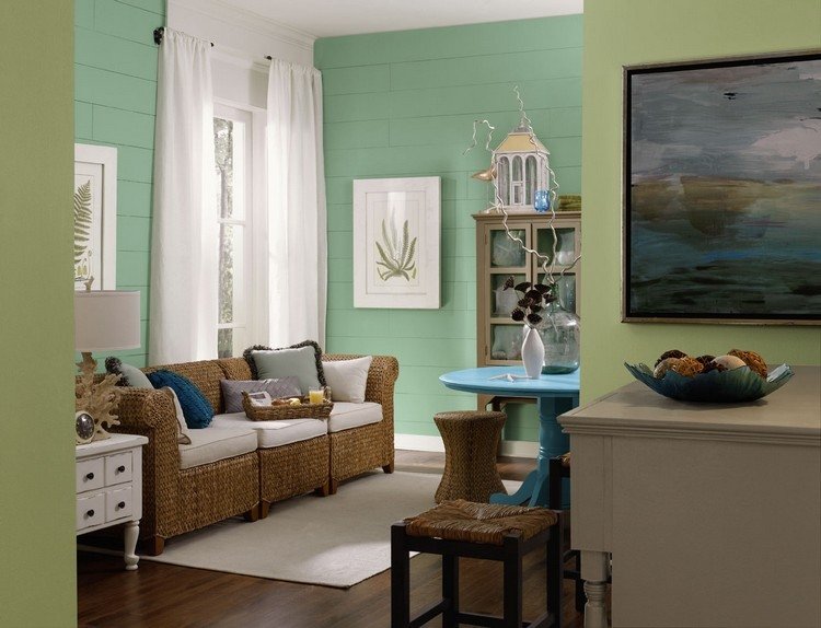 grön-vägg-färg-idéer-mint-grönt-vardagsrum-maritim-stil-rotting-möbler