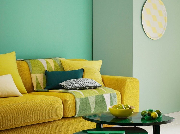 Grön som väggfärgidéer-salvia grön-mintgrön-kombination-gul-soffa-vardagsrum