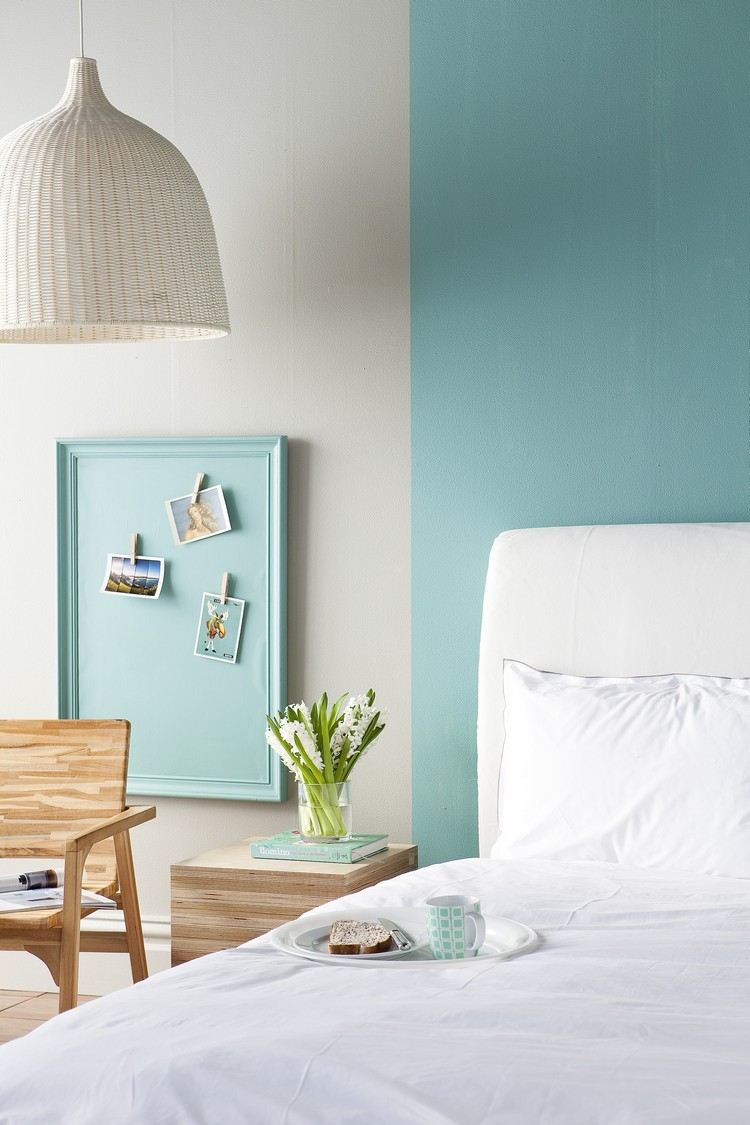 grön-vägg-färg-idéer-mint-grön-sovrum-möbler-ljus-trä-korg-hängande-lampa