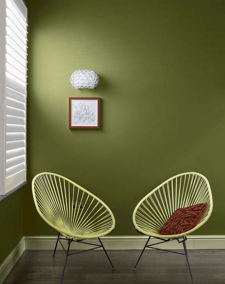 Grönt som väggfärg-idéer-olivgrönt-vardagsrum-pastell-gult-stolar-metall