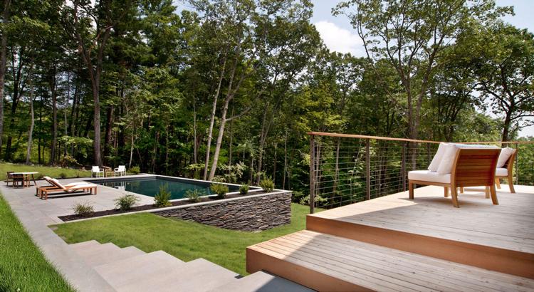 Vilket trä för terrass -tip trädgård-pool-gräsmatta-naturskog