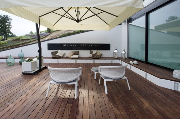 vilken-trä-terrass-tips-oljad-cantilever-solstolar-modern-design