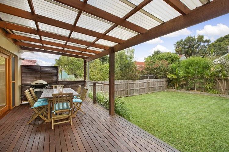 vilken-trä-terrass-tips-terrass takläggning-trädgård-matbord