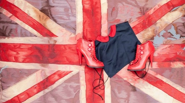 Modedesigner med hemkollektioner Vivienne Westwood mönster tapetflagga