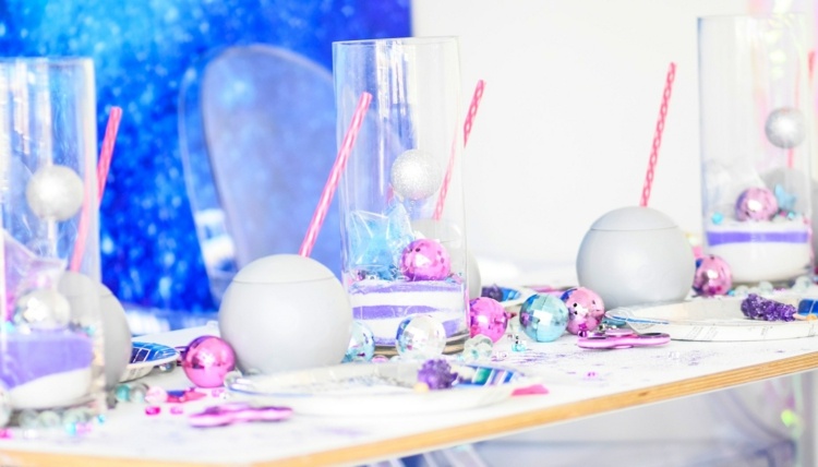 Bordsdekoration för rymdfesten med bollar