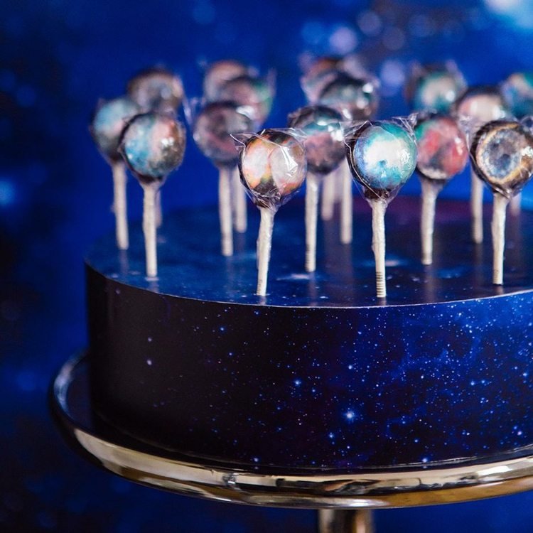 Galaktisk tårta med spegelglas och rymdfodral