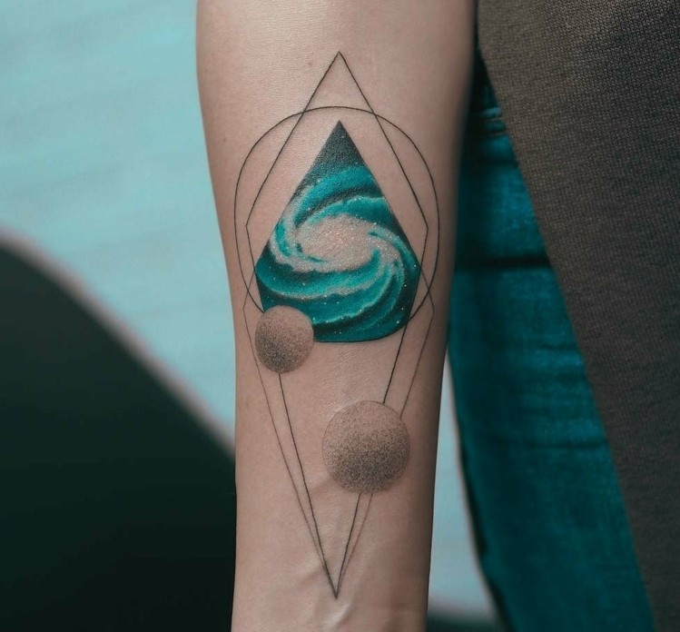 Underarms tatueringsdesign för geometriska rymdtatueringar för kvinnor