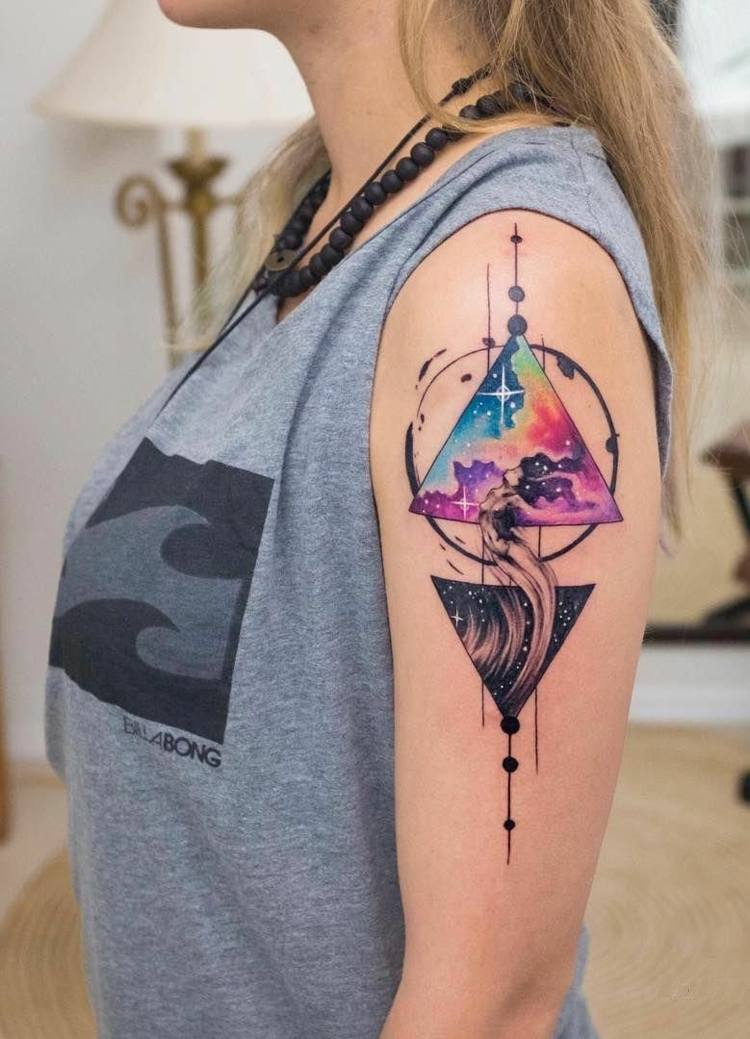 geometriska rymdtatueringar akvarell tatuering trender kvinnor