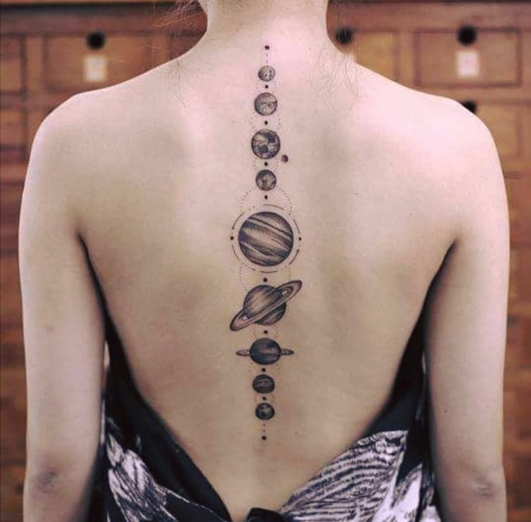 Yttre rymdtatueringar som betyder tillbaka tatuering kvinnor