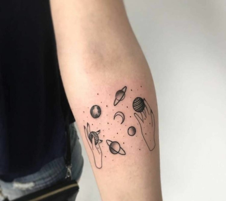 Solsystemets tatueringsmotiv små underarmstatueringar för kvinnor