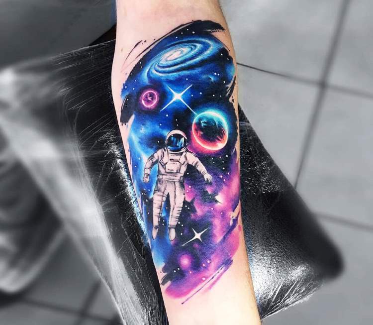 Astronaut tatuering i realistisk stil underarm tatuering motor