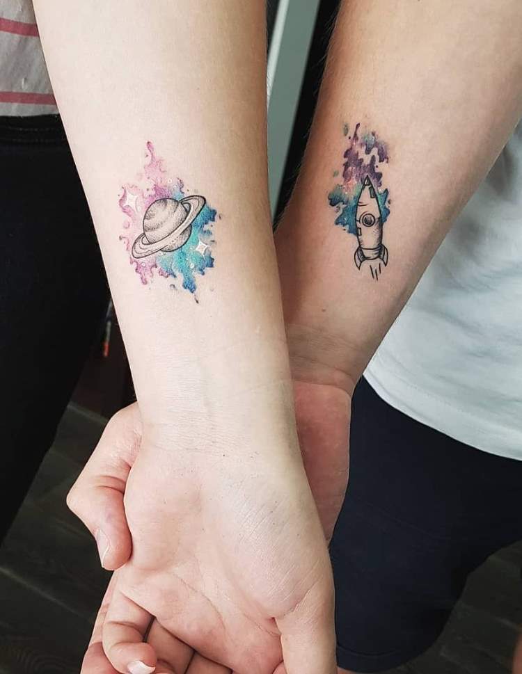 Partner tatuering idéer liten planet tatuering motiv underarm