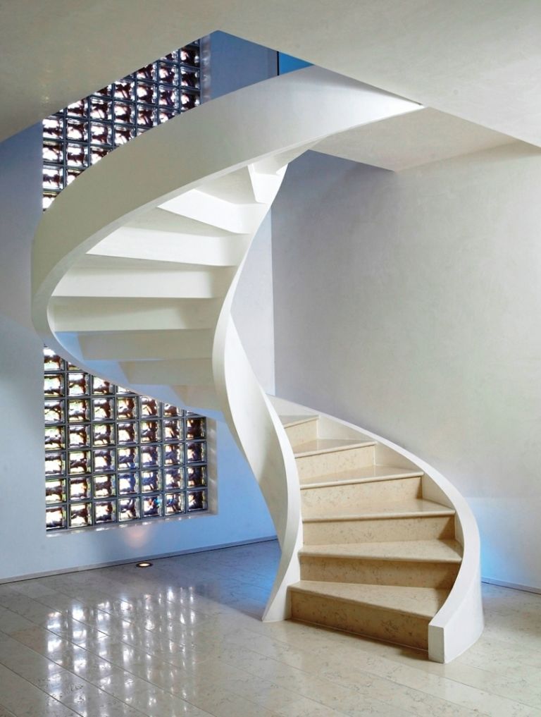 spiraltrappa design minimalistisk betong trä vägg design glas bloecke
