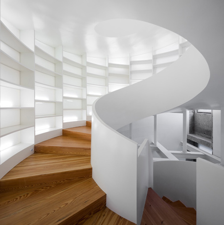 Spiraltrappa för böcker - modern arkitektur från Portugal