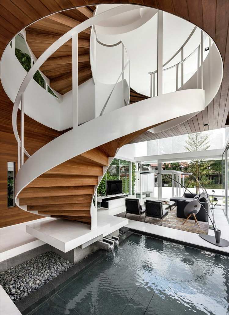 lång spiraltrappa stål målade vita steg trä pool penthouse minimalistisk inredning