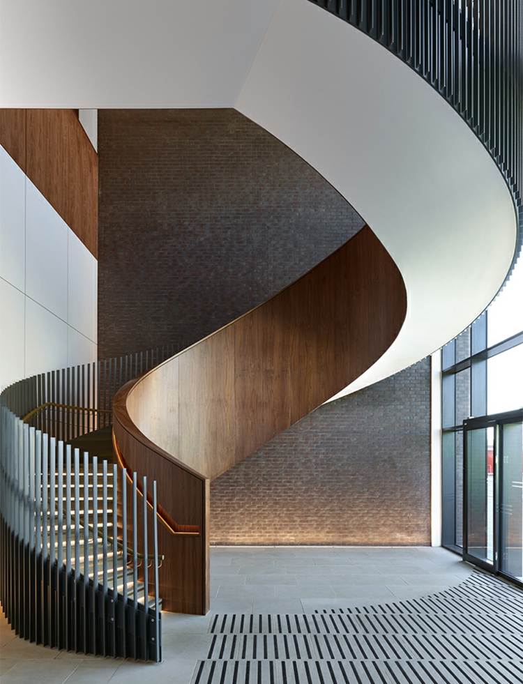spiraltrappa interiör attraktiv design trä stålrör räcke