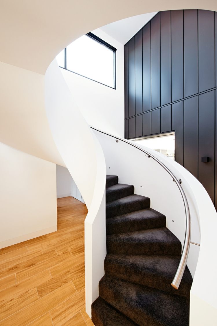 trappmattor spiraltrappa inuti trappräcken minimalistisk design
