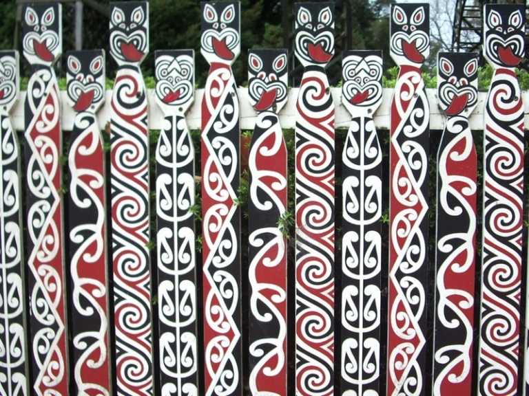 trädgård sekretess skärm maori stil träskivor design staket