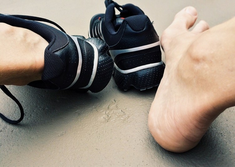 Undvik att svettas i fötterna genom att välja rätt skor beroende på säsong