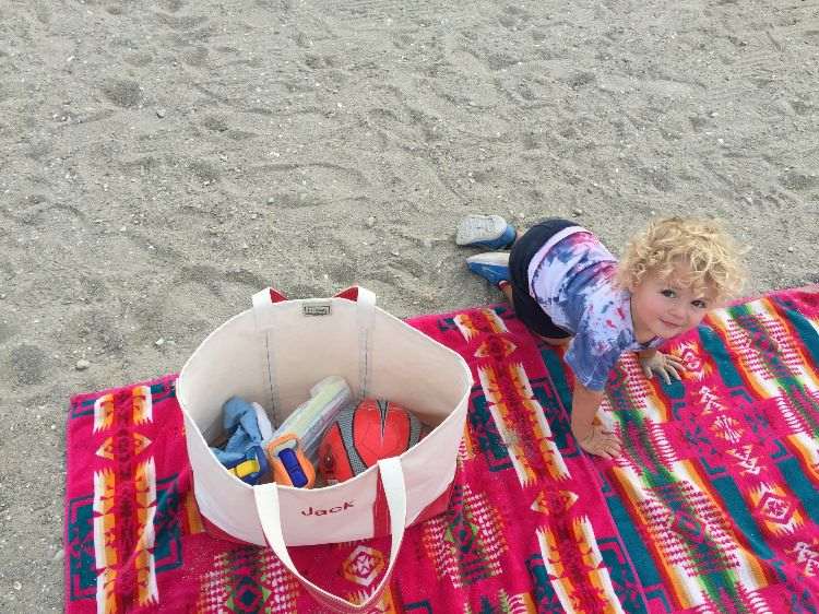 gömmer värdesaker på stranden skydd strand säkert pengar gömställe på resor semester blöja swaddle barn