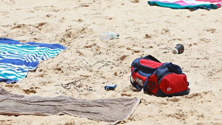 Döljer värdesaker på stranden skydd stranden säkert gömma pengar när du reser semester lämna väska