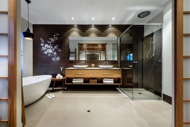 Asiatiskt-badrum-fristående-oval-badkar-dusch-skiljevägg-dekaler-blommor
