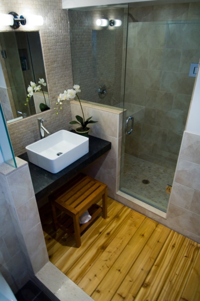 Asiatisk-inspirerad-badrum-design-trä-golv-bänkskåp