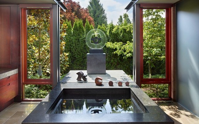 asiatisk-badrum-design-bubbelpool-rektangulär-tillgång-till-trädgården-skjutdörrar
