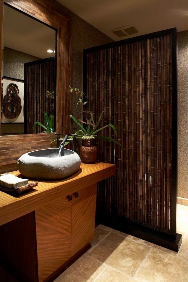 exotiskt-badrum-med-asiatiska element-bambu-sekretess-skärm-dusch-partition