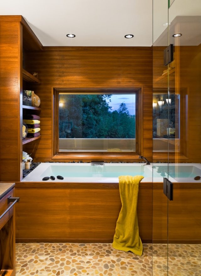 Trä-väggbeklädnad-badrum-design-badkar-rektangulär-design-inbyggda hyllor
