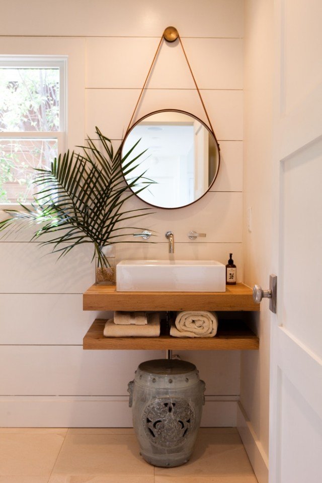 modern-badrum-asiatisk-inspirerad-handfat-bord-trä-handdukar-vägg-spegel