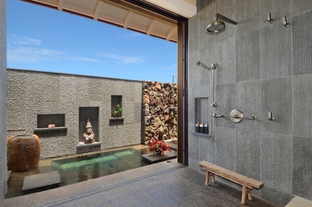 idéer-asiatiska-badrum-lyxiga-golv-till-tak-glas-utgång-trädgård-med-pool