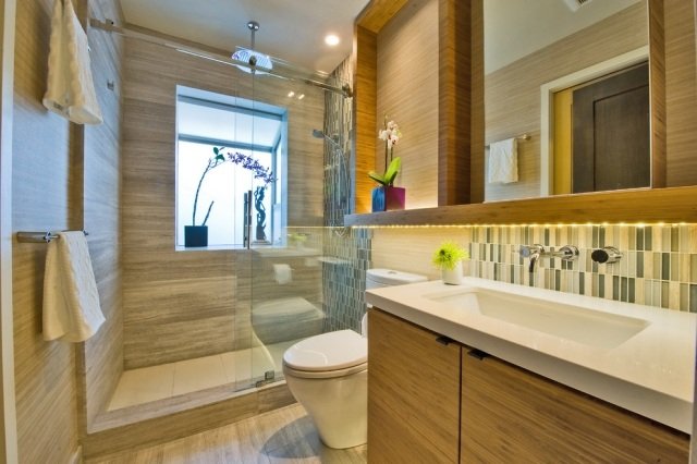 modernt-badrum-design-med-en-asiatisk-anteckning-duschkabin-trä-fåfänga-skåp