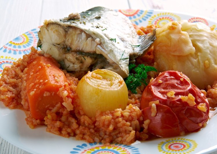 Västafrikansk maträtt med fisk Thieboudienne