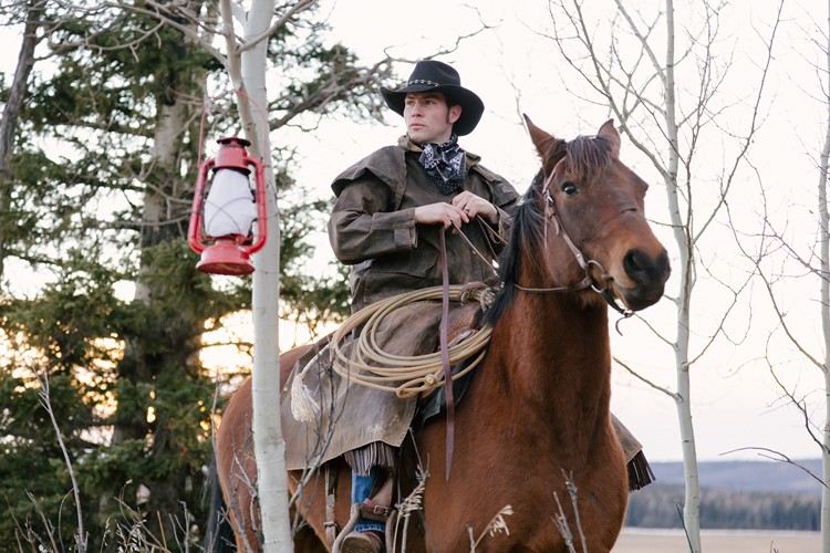 Cowboy på häst med lasso, bandana halsduk, läderrock