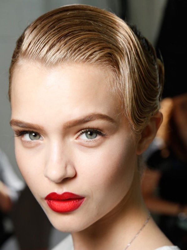 Styling-idéer-snygg-kortklippt-blött hår-look-elegant-kammade rygg