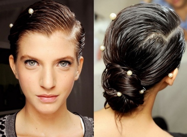 frisyrer-i-trend-våt-ser-kammade-chignon-hår-smycken-pärlor