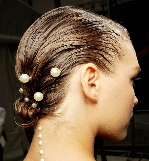 Hår-med-gel-tämjande-lägre-chignon-hår-smycken-pärlor