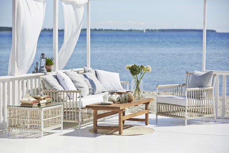 Väderbeständiga trädgårdsmöbler-sitthörna-soffa-fåtölj-sidobord-vit