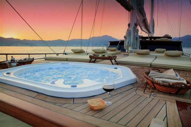 Whirlpool yacht deck inbyggt badkar