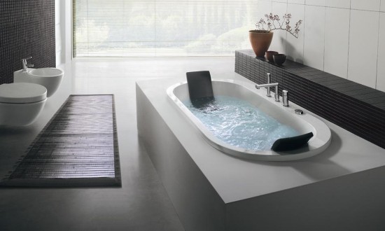 moderna badkar med en tidlös design inbyggd