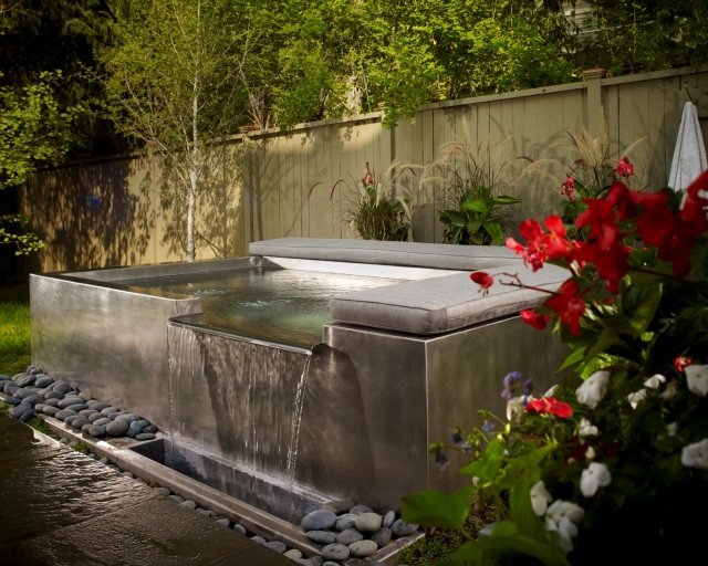 utomhus jacuzzi bubbelpool installation i trädgården idéer kuddar grustål