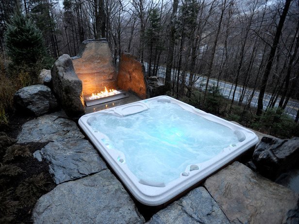 badtunna jacuzzi trädgård installation idéer skog eldstad