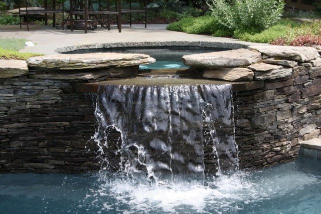 bubbelpool trädgård bygga i natursten pool vattenfall