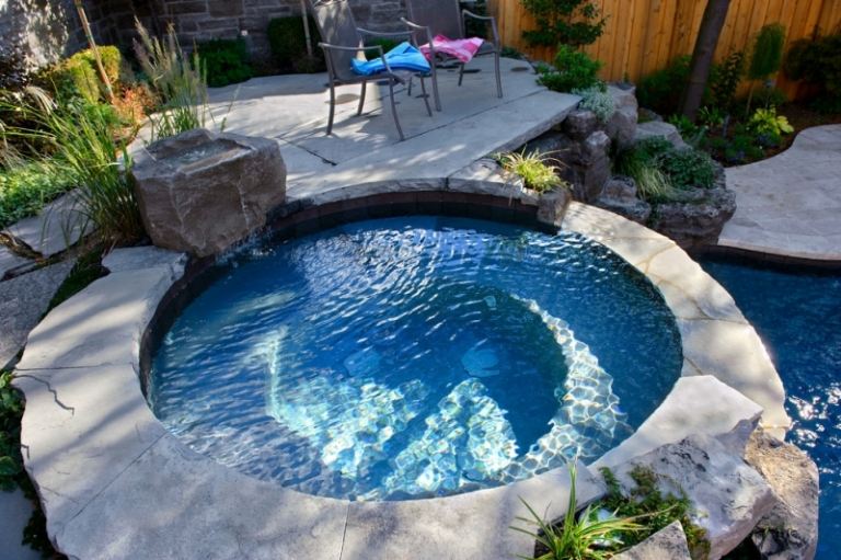 Whirlpool-trädgård-rund-sömlös-vid-pool-ansluten