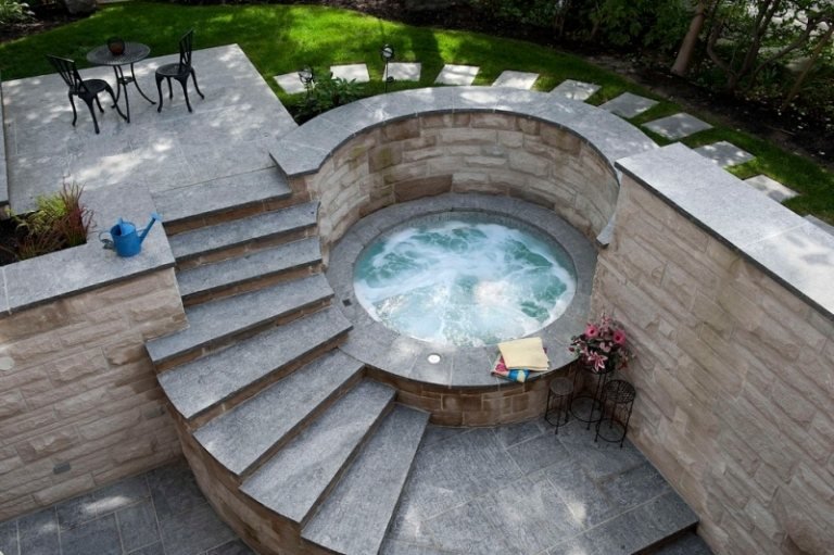 Whirlpool i trädgården idéer-cirkulär trappa-stenmur