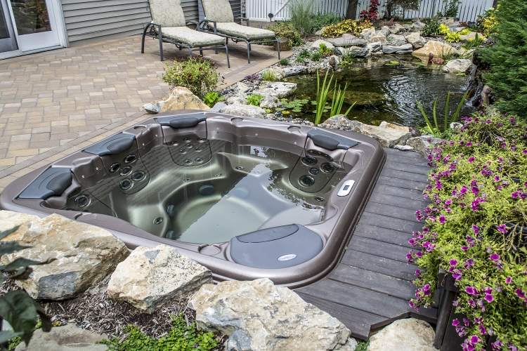 Whirlpool i trädgården inbyggt sluttning trädäck