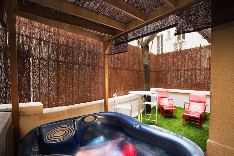 bubbelpool-trädgård-baldakin-sekretess-bambu mattor